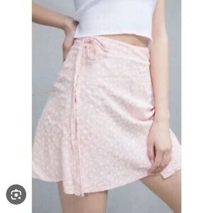 Flowey wrap skirt with floral print.